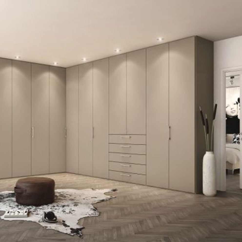 High-quality bespoke mirrored fitted wardrobes