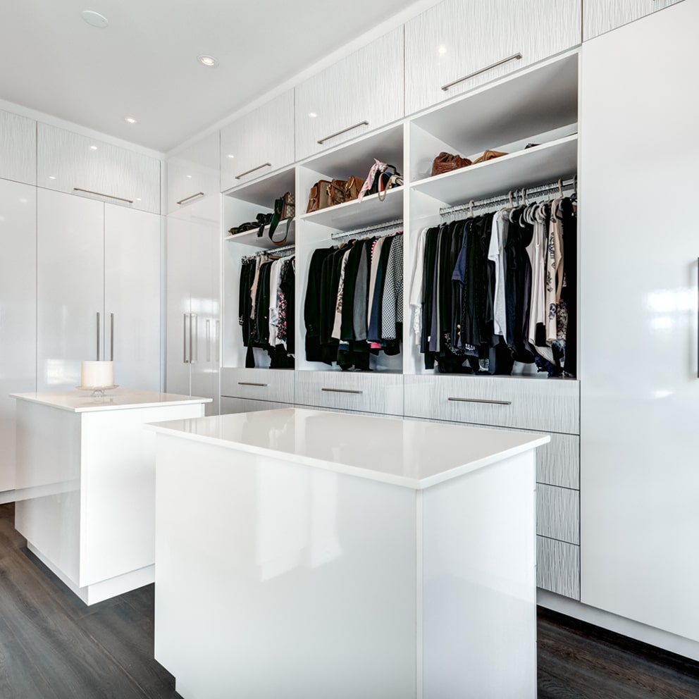 Personalised fitted dressing room with open hanging and drawers